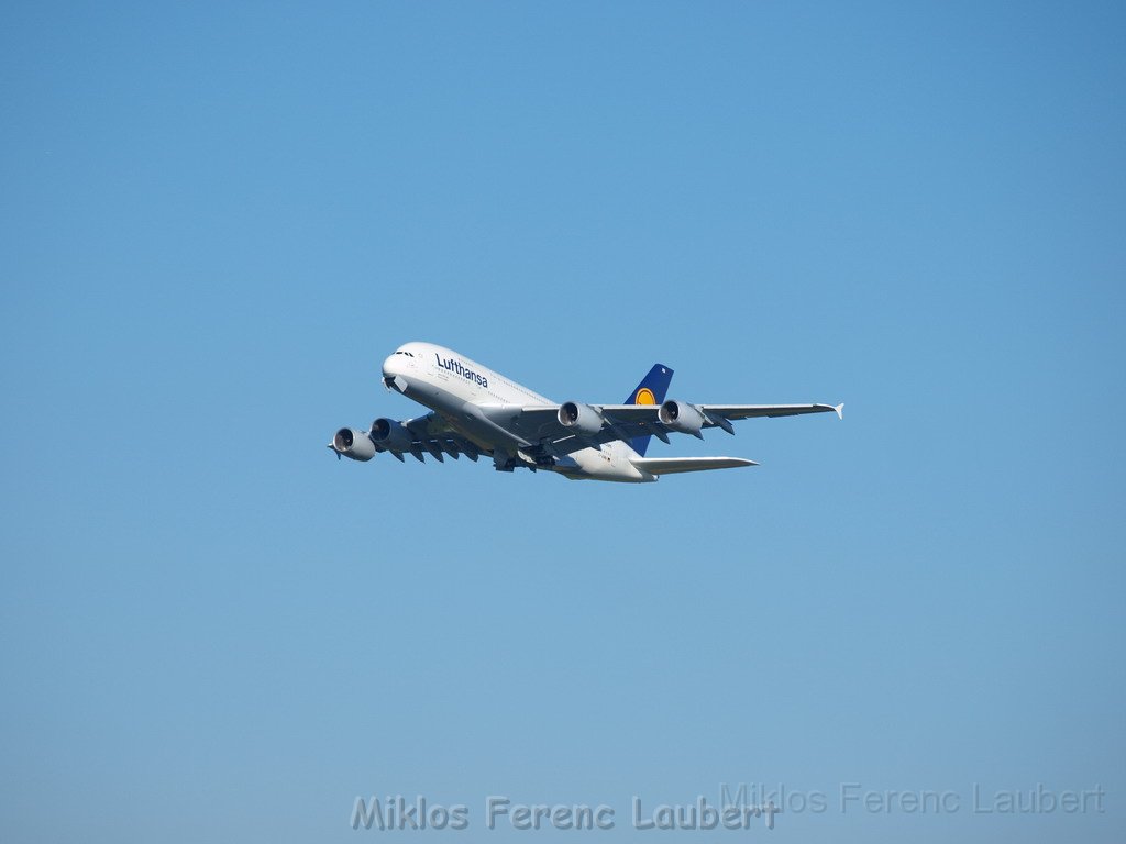 Lufthansa Airbus A 380 zu Besuch Flughafen Koeln Bonn P091.JPG